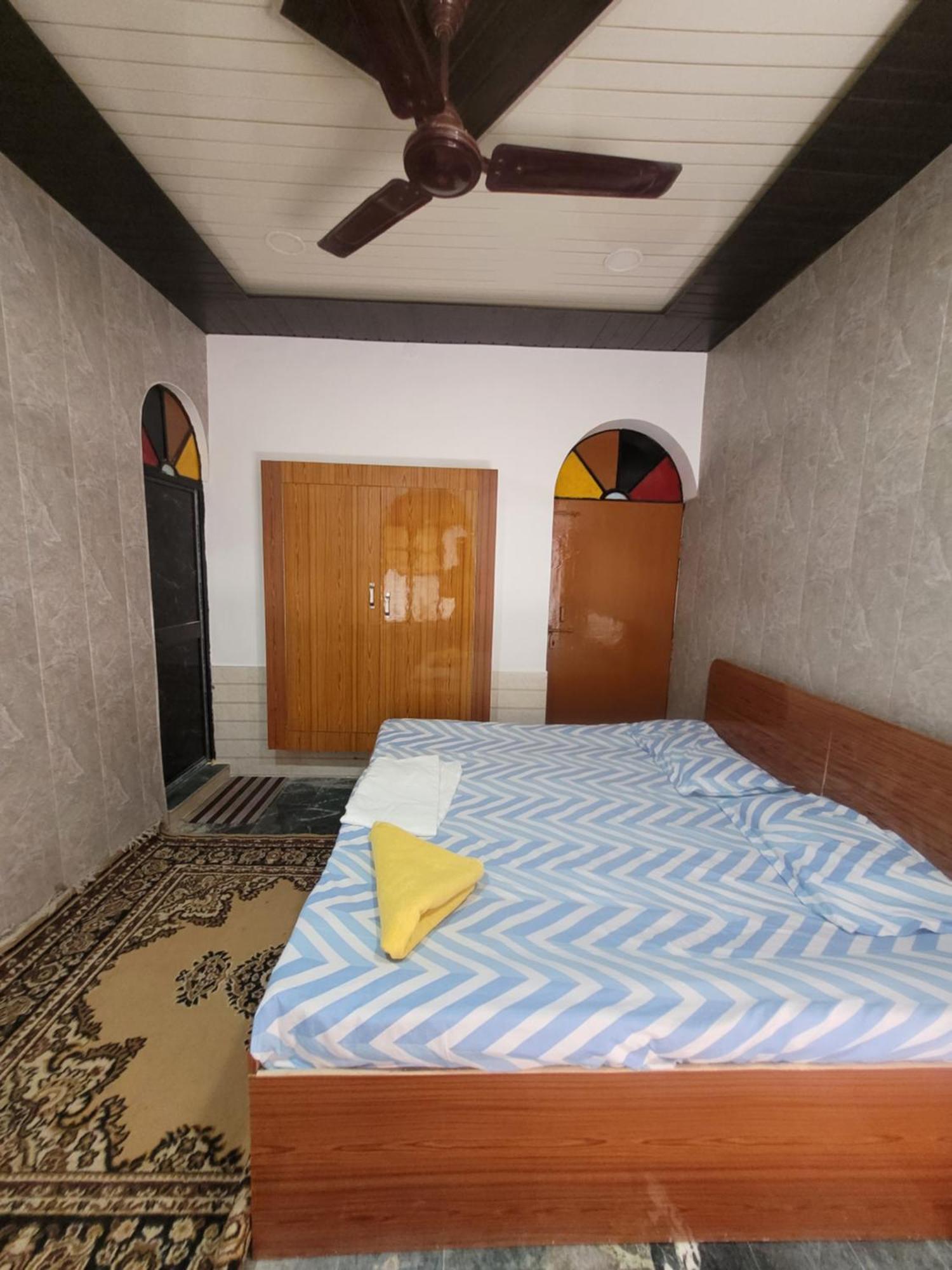 Hotel Pushpa Vatika Faizābād Exterior foto